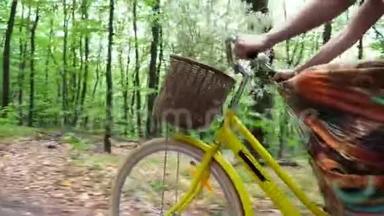 骑自行车时特写车轮，女足扭脚踏板.. 一个穿裙子的女人，带着一篮子花